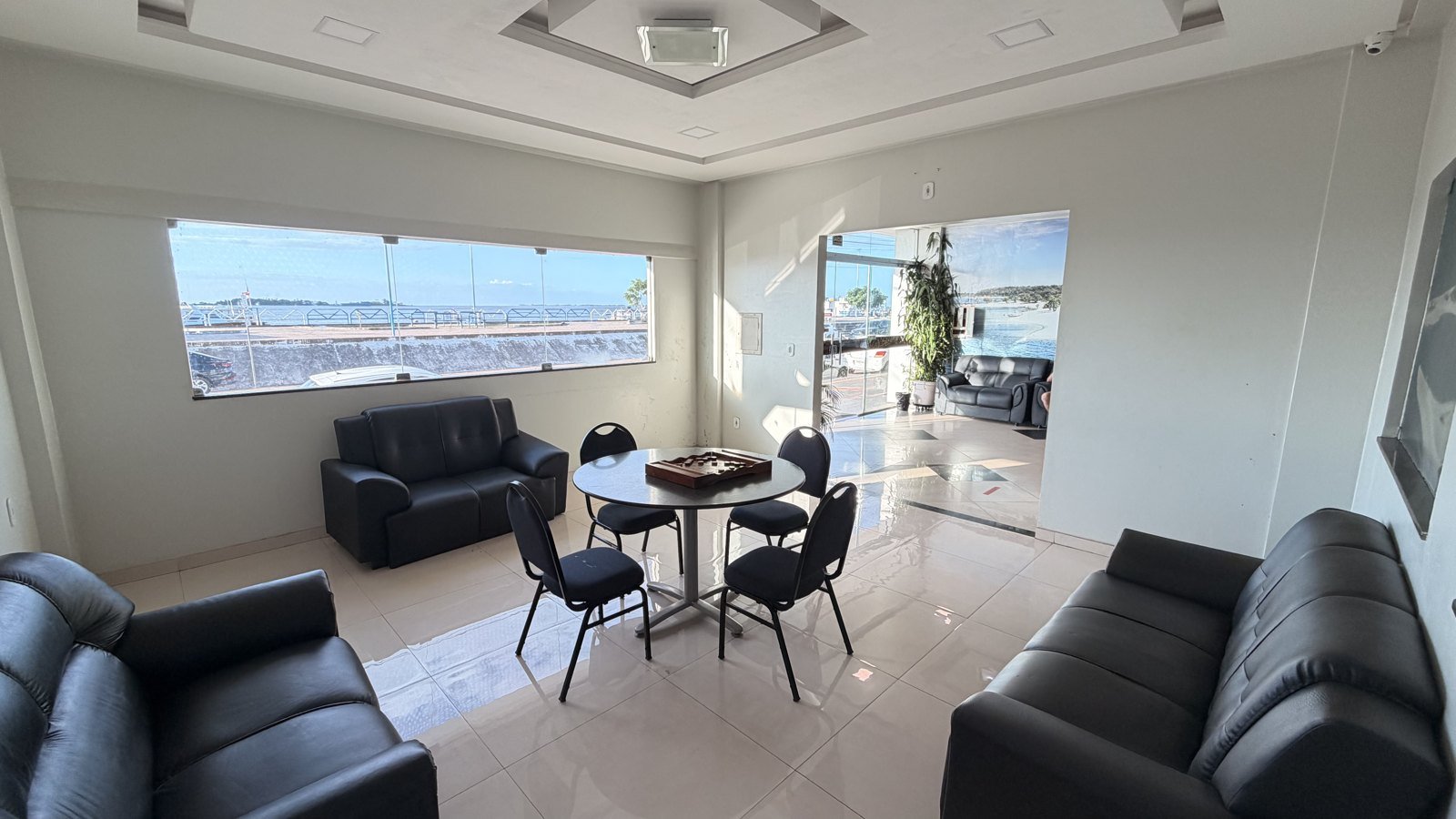 Sala de estar do hotel com vista para o rio Tapajós